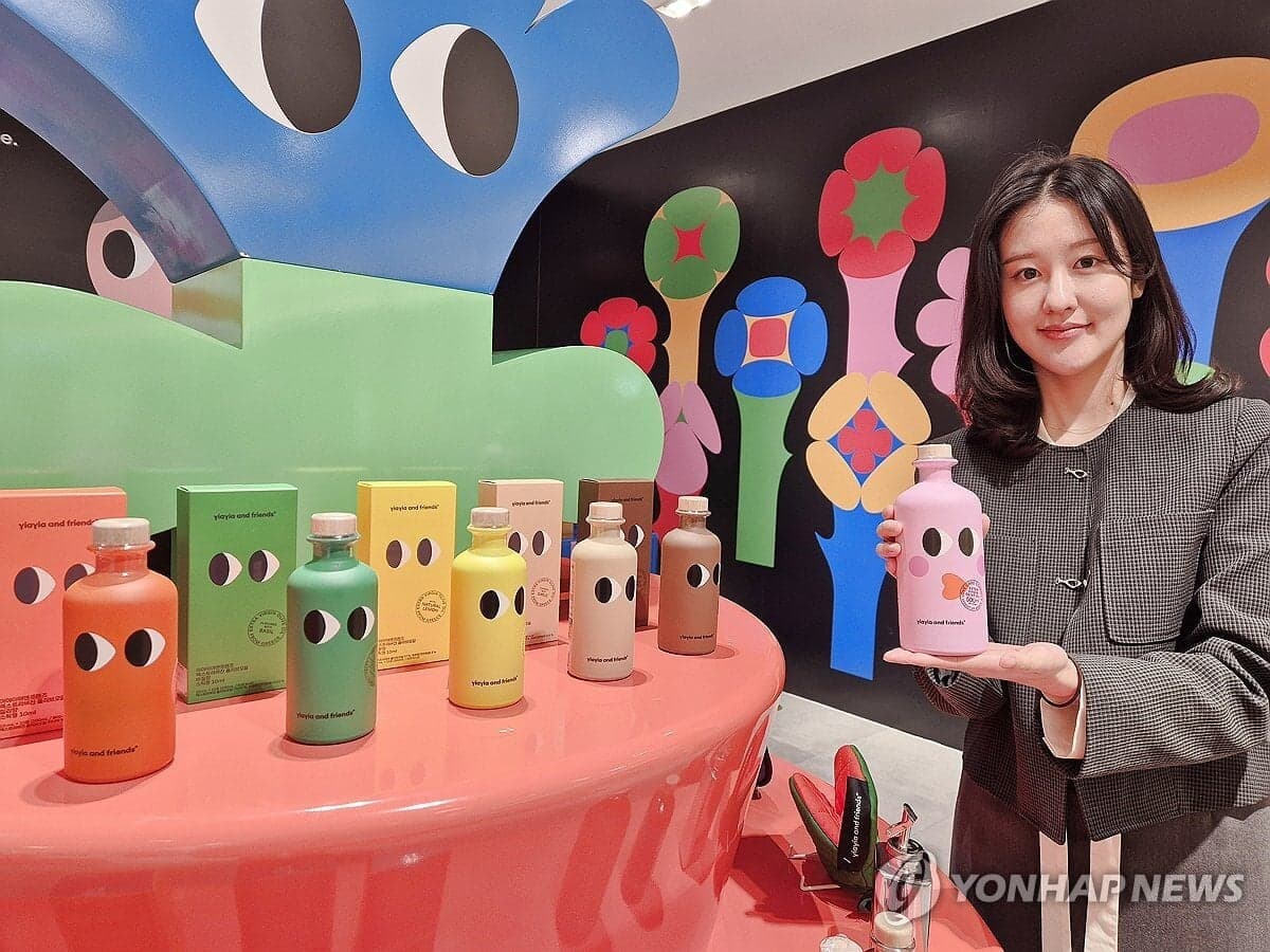 롯데백화점 부산본점 팝업 매장(2026년 2월). 눈 달린 병이 놓인 자리가 곧 이 브랜드의 광고판입니다. 사진: 연합뉴스